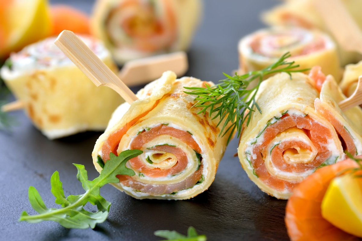 Crêpe-Röllchen mit Räucherlachs, Frischkäse und Dill