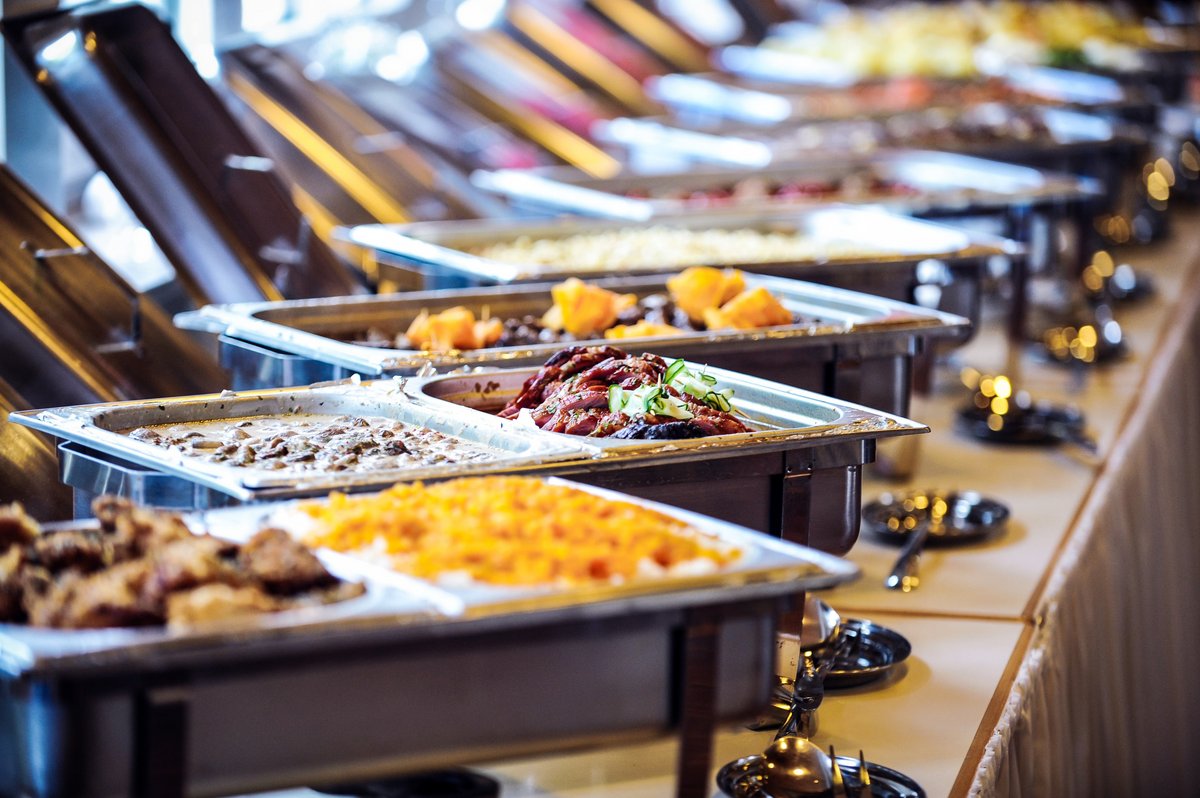 Warme Hauptgerichte im Chafing Dish am Buffet