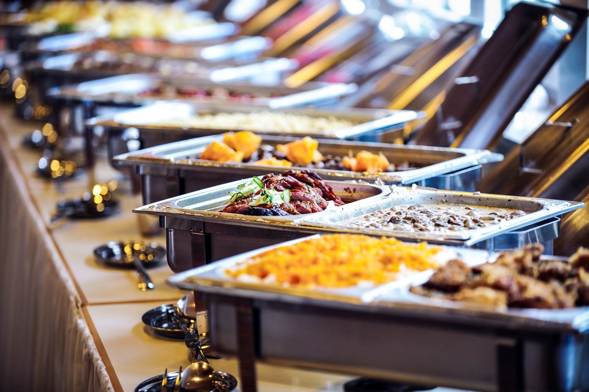Warmes Buffet mit Chafing Dishes, Fleisch, Beilagen und Fingerfood
