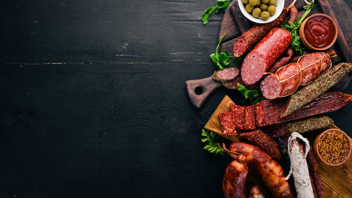 Schinken, Salami und Käse aus der Region auf einem Holztisch