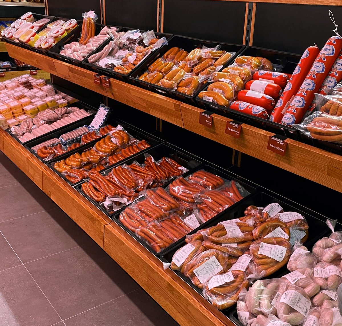 Selbstbedienungsregal im heiss Kühlkauf mit abgepackten Wurstwaren und Lyoner