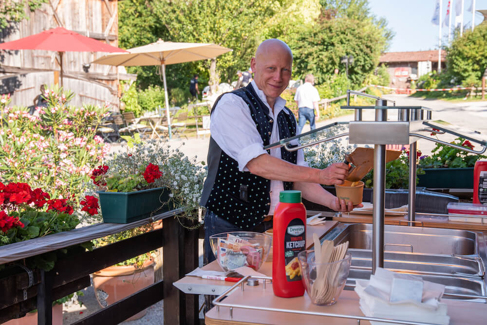 Grillmeister beim Live-BBQ im Freien
