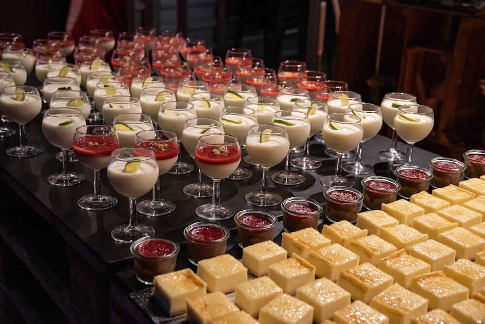 Desserts im Glas mit Erdbeeren