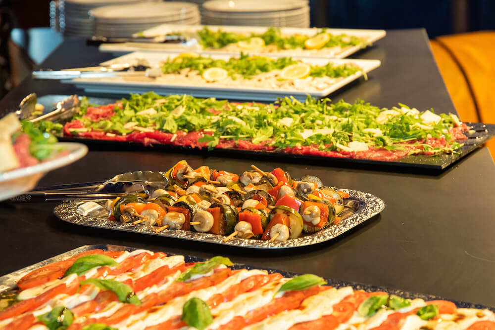 Buffet mit angerichteten Platten