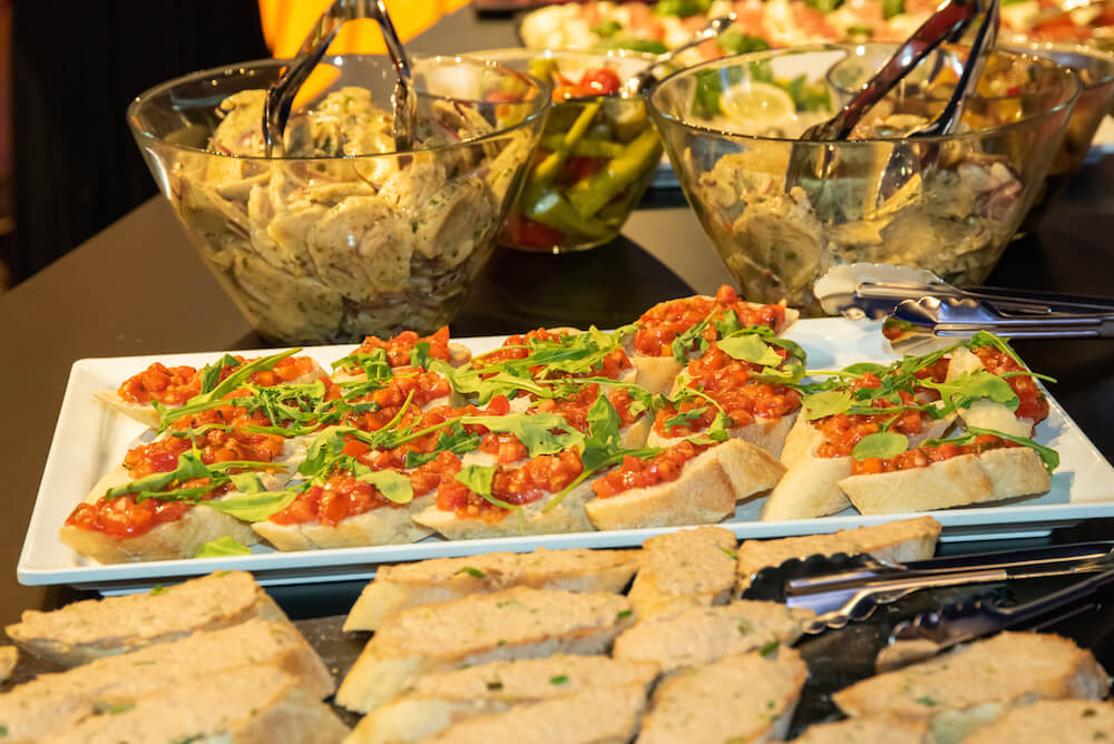 Salate in Glasschalen