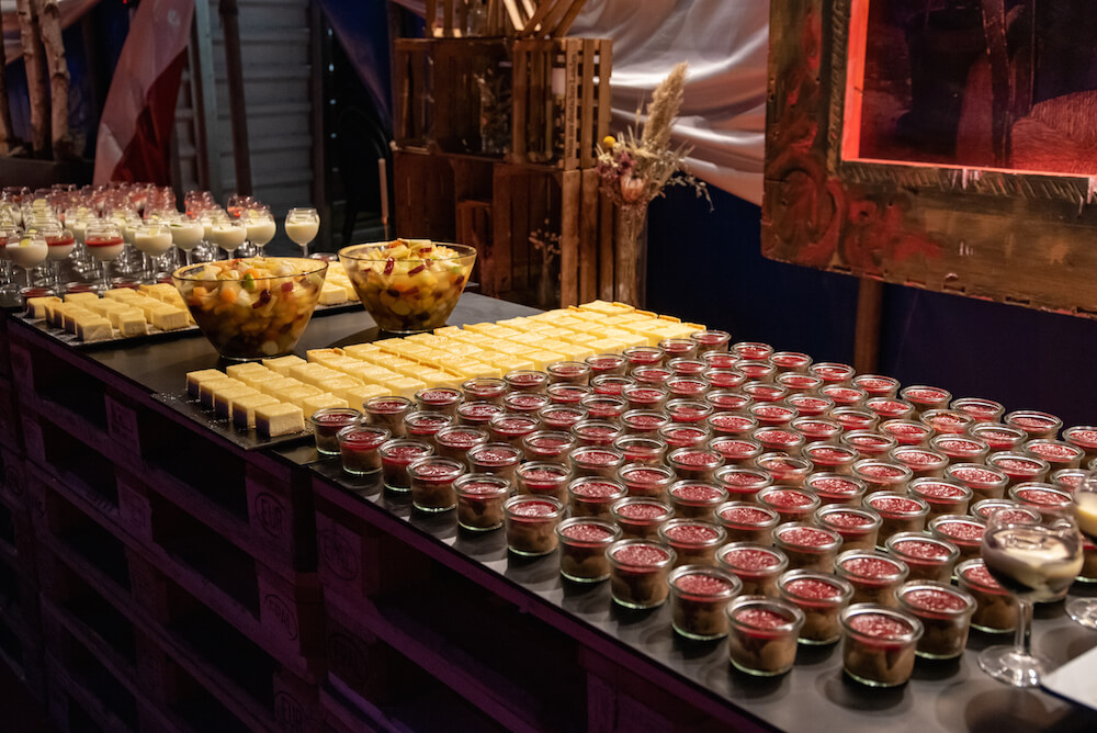 Dessertvariationen auf dunklem Buffet