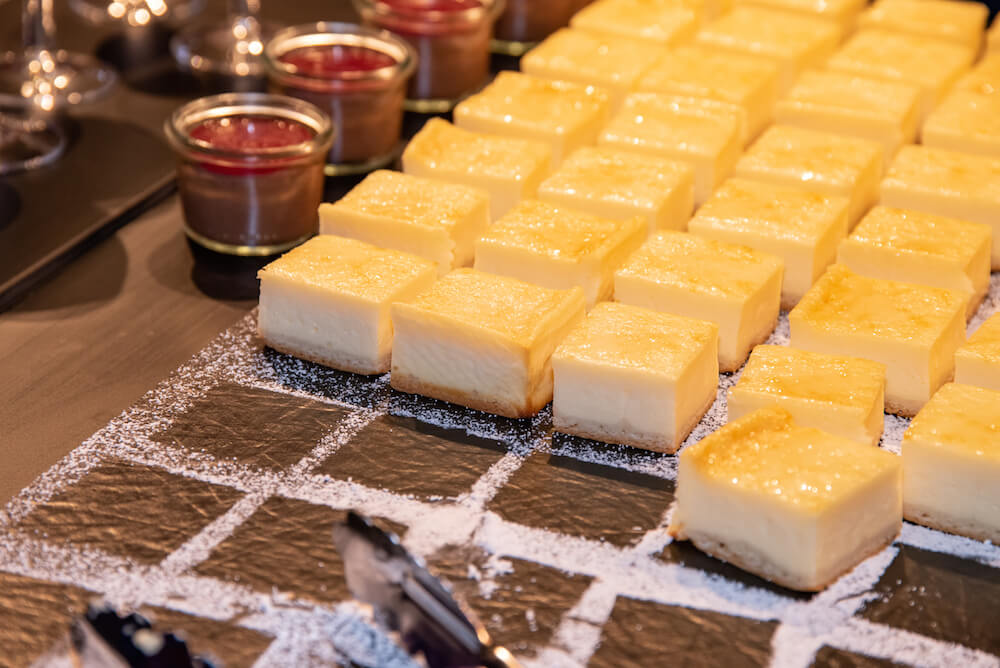 Kleine Kuchenwürfel als Dessert