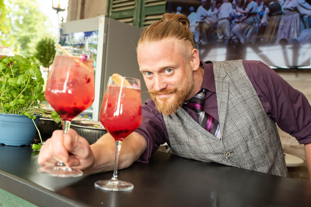 Barkeeper serviert einen Aperitif