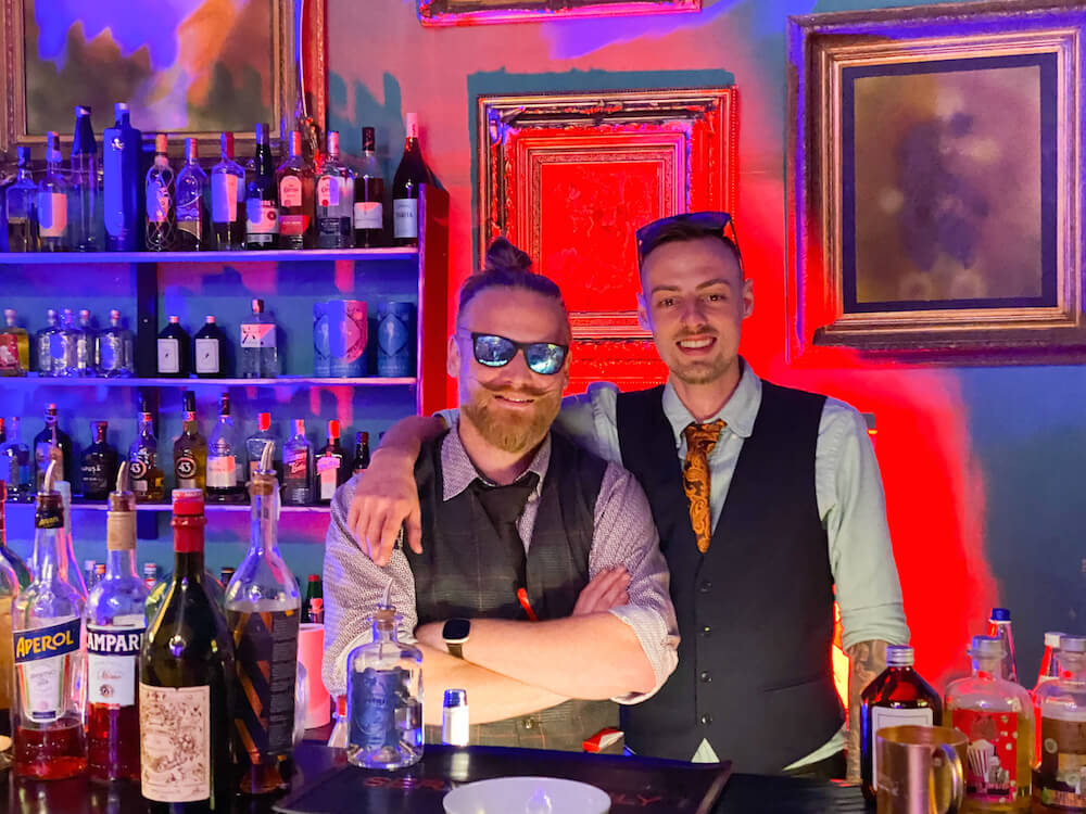 Bar mit stimmungsvoller Beleuchtung